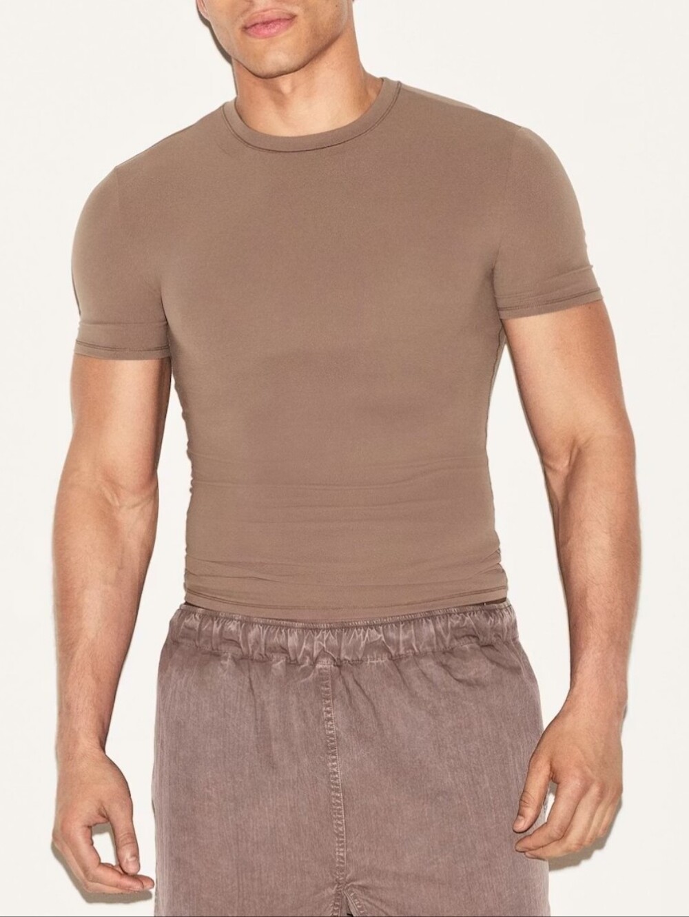 Skims Fits Everbody  Men's Crew Neck T-Shirt in Umber Taupe Brown
